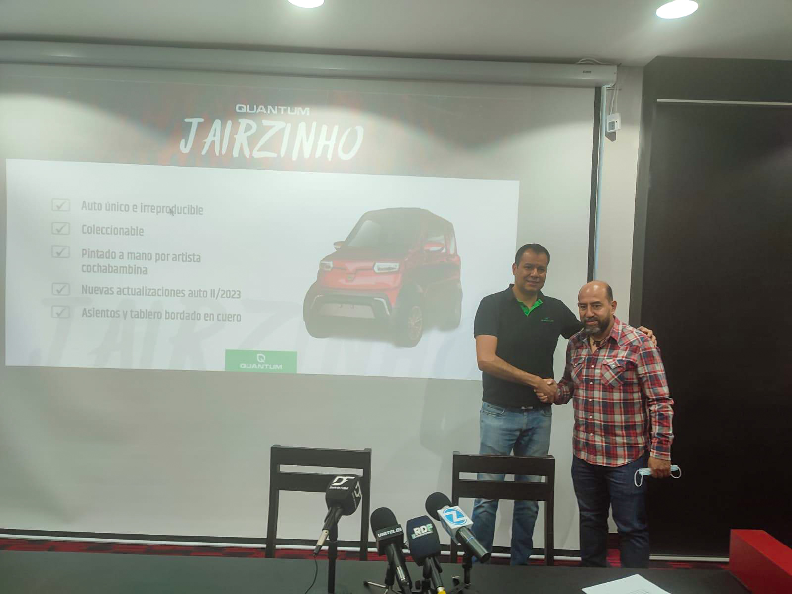 Vehículo eléctrico en taller