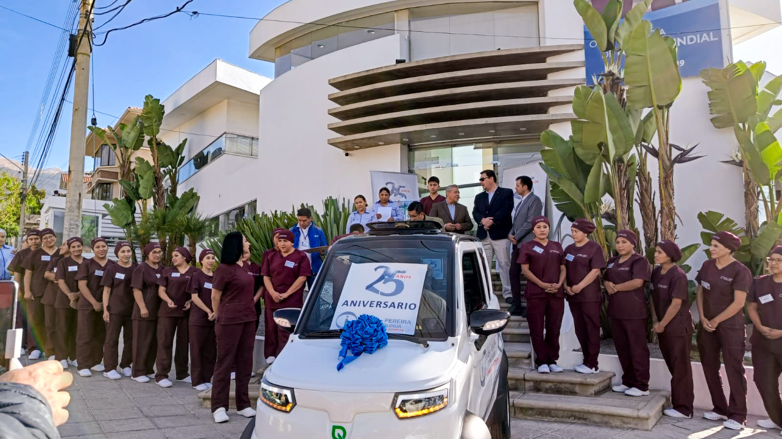 Vehículo eléctrico en taller