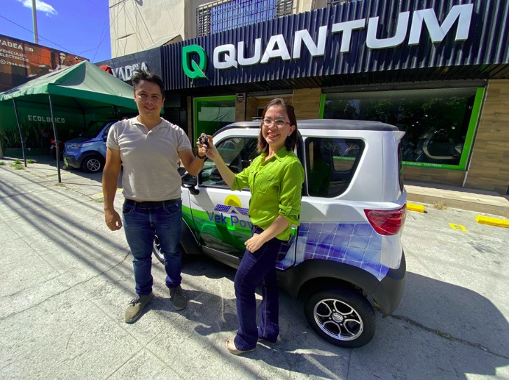 Vehículo eléctrico en taller