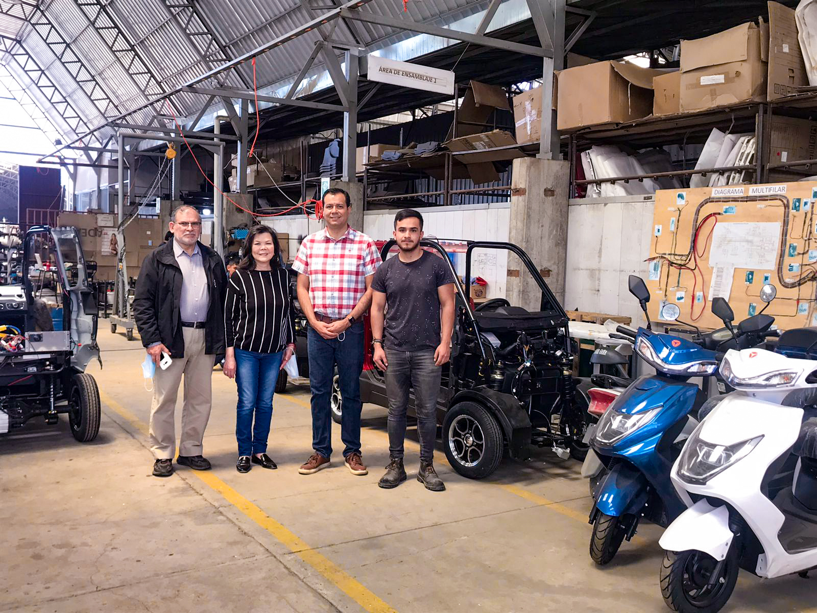 Vehículo eléctrico en taller