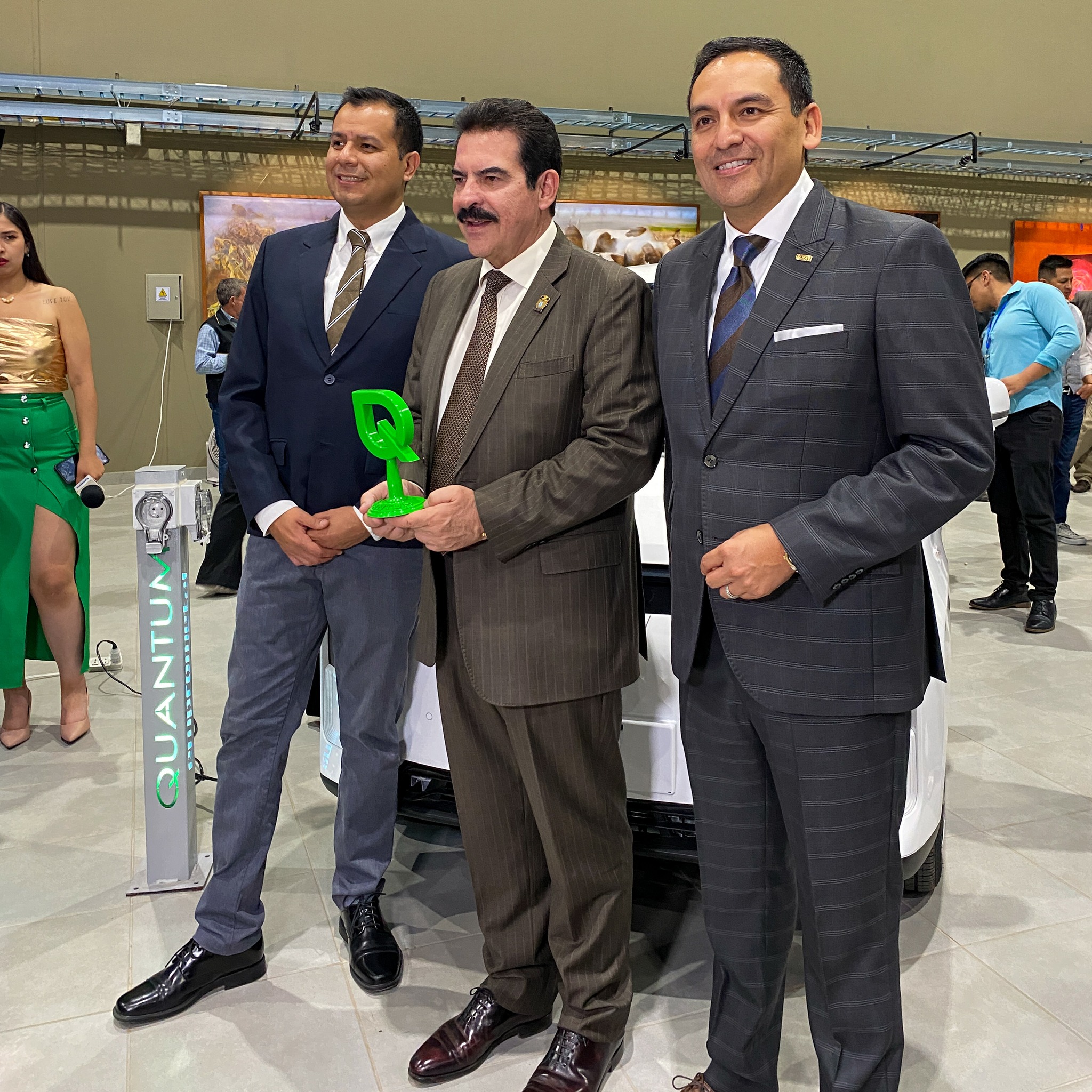 Vehículo eléctrico en taller