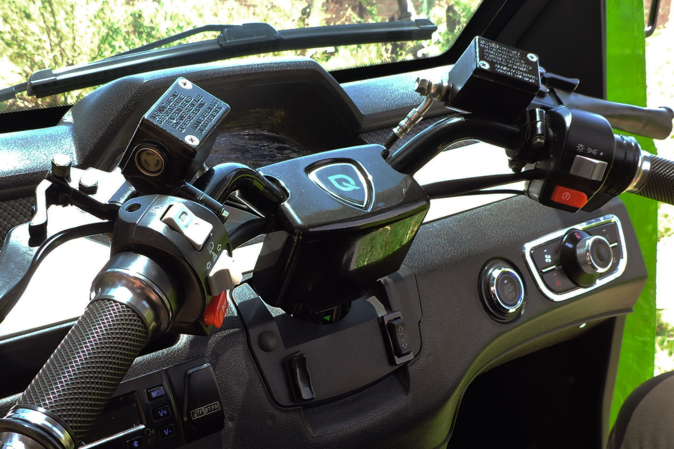 Cabina y tablero digital del Quantum Colibri