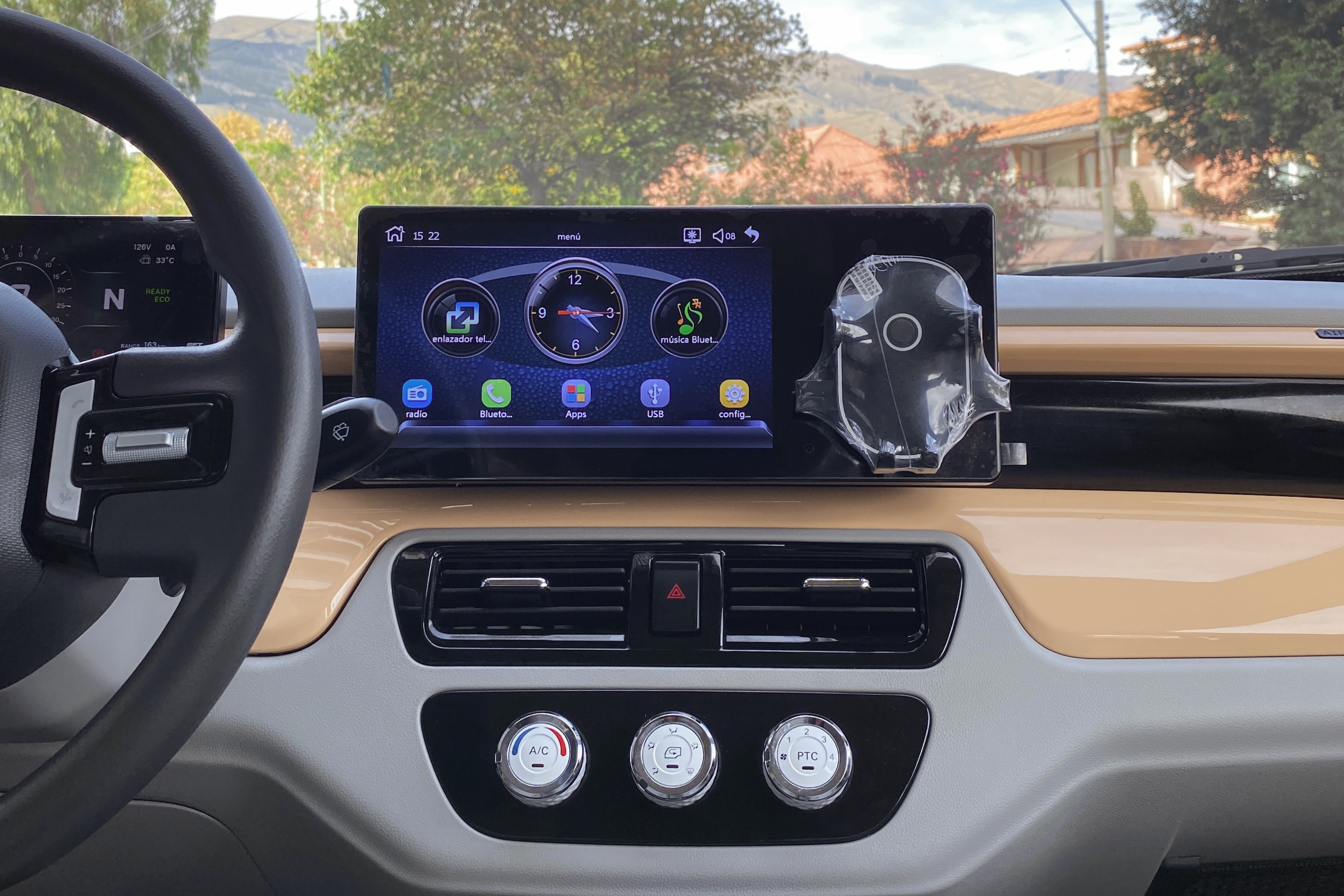 Cabina y tablero digital del Quantum Nexus Plus