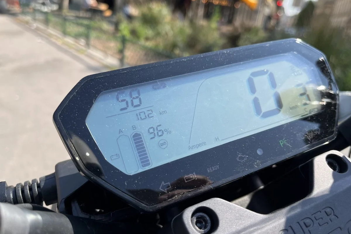 Tablero digital de la Quantum TS Street Hunter