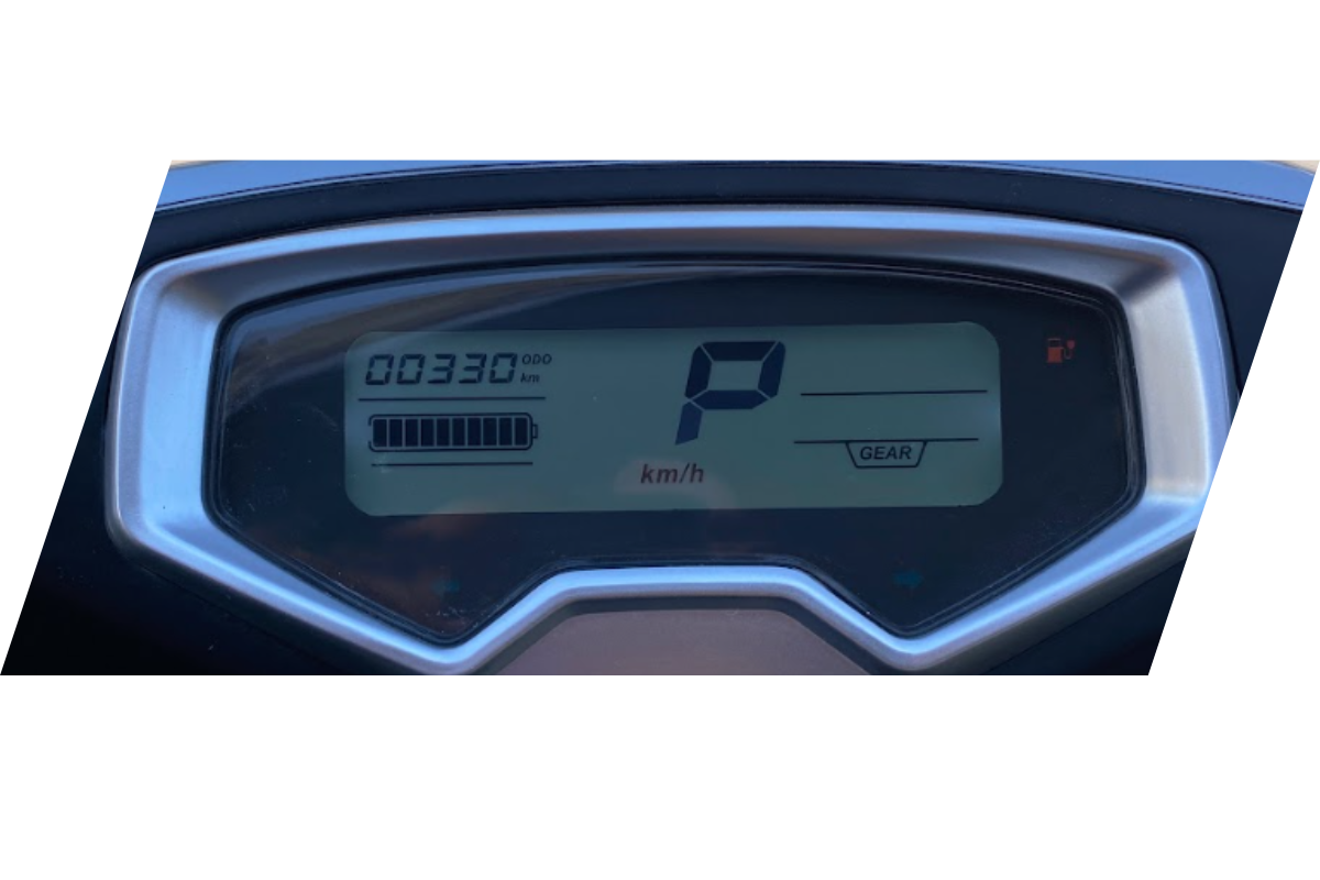 Tablero digital y controles del S-LIKE T9