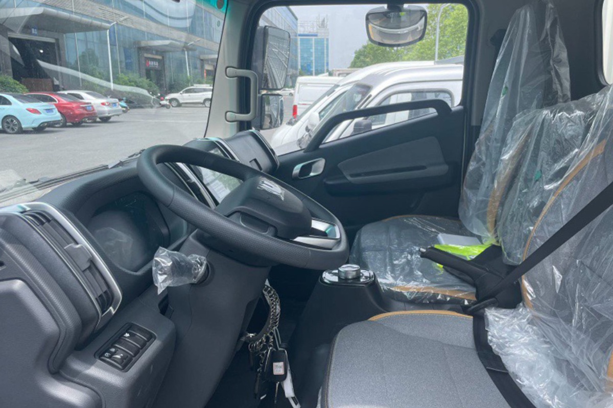 Interior y cabina del Quantum Farizon H8E