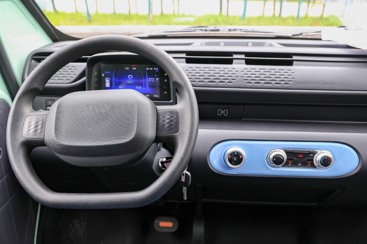 Interior y tablero digital del Quantum ION