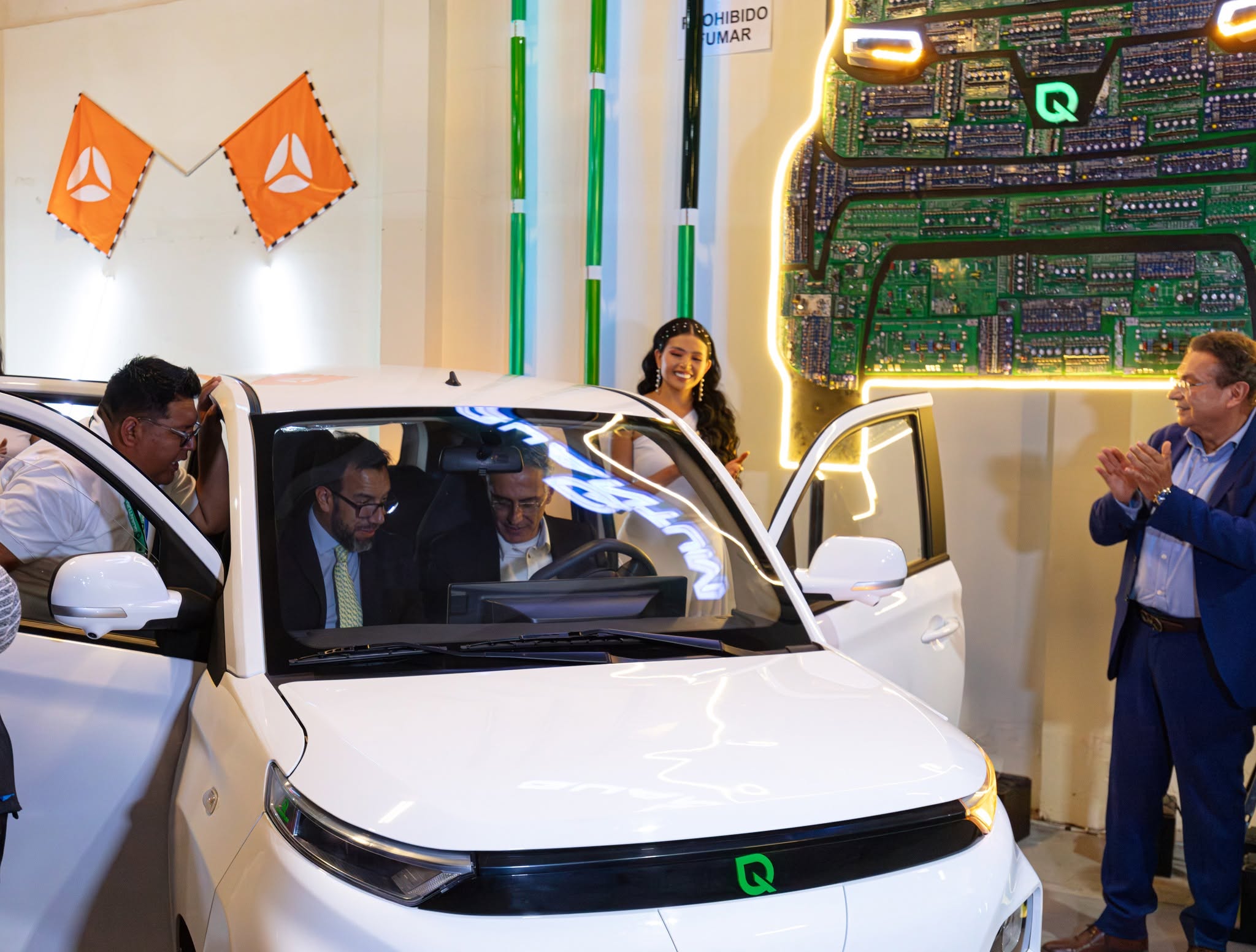 Familia junto a su nuevo vehículo Quantum